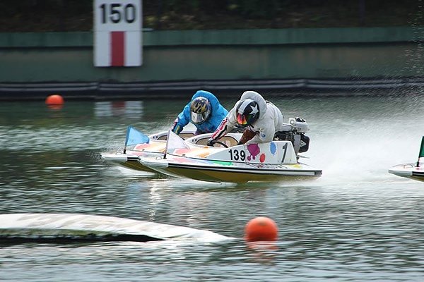 競艇に絶対の必勝法はない！？初心者でも競艇で勝ちやすくなるためには…？舟券を買う前に踏まえておきたい事　競艇の勝ちやすい勝ち方　インコース有利を活かしたレース選び　インが強い競艇場　イン逃げ期待値が高いレースを選ぶ