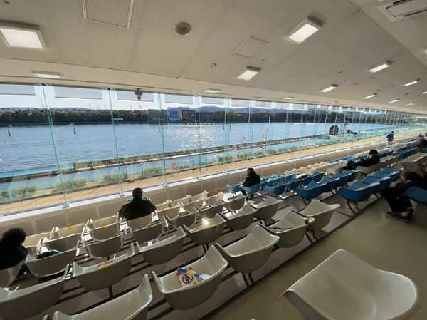 【ボートレース多摩川の観覧席で予想】多摩川競艇場の特徴 2F一般席