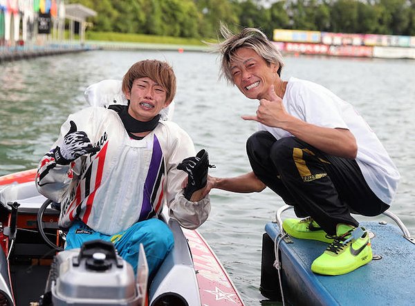 定松勇樹と一緒に涙を流す師匠の峰竜太