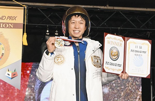 2024年競艇選手の賞金ランキングで1位となった毒島誠選手が優勝を決めメダルを手にしている